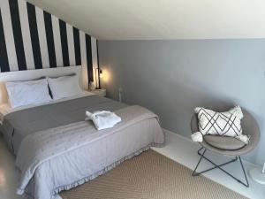 Posteľ alebo postele v izbe v ubytovaní Cosy Loft w Private Pool & Patio + 37 fotografií