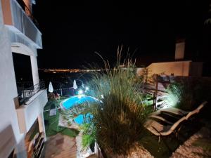 Bazén v ubytovaní Luxury Apartment Emily with Amazing Sea View alebo v jeho blízkosti