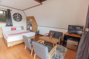 TV a/nebo společenská místnost v ubytování Chenfong Rakthai Resort-ไร่ชาเฉินฟงรีสอร์ท