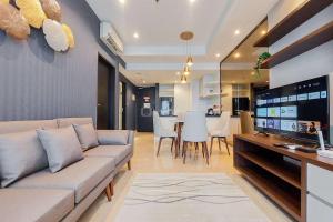 Posezení v ubytování Good and Homey 1BR at Branz BSD City Apartment By Travelio