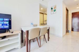 Gallery image of Good Deal and Comfy 2BR Sky House BSD Apartment By Travelio in Tangerang +6 photos