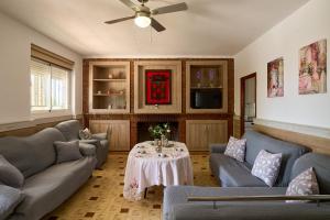 un salon avec des canapés et une table dans l'établissement Casa rural la brisa, à Baena