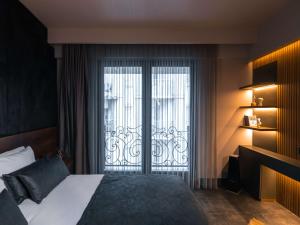 Cama ou camas em um quarto em SennaCity Hotel