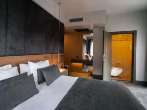 Cama ou camas em um quarto em SennaCity Hotel