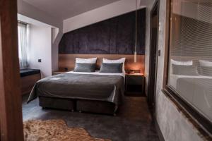 Cama ou camas em um quarto em SennaCity Hotel