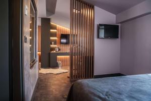 Cama ou camas em um quarto em SennaCity Hotel