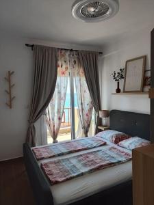 Rúm í herbergi á Nea Kallikrateia appt to enjoy
