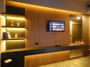 Uma TV ou centro de entretenimento em SennaCity Hotel
