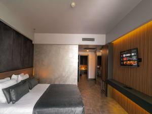 Cama ou camas em um quarto em SennaCity Hotel