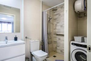 un bagno con WC e lavatrice di El Muelle a Gran Tarajal Altre 6 foto