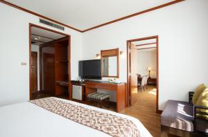 Un televizor și/sau centru de divertisment la Centara Life Hotel Mae Sot