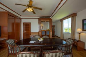 Un televizor și/sau centru de divertisment la Centara Life Hotel Mae Sot +36 fotografii