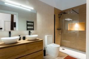 Bilik mandi di Homely apartment by urbanhosting