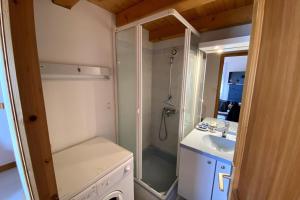 サン・マルタン・ド・レにあるIlattes entre port et plageのシャワーと洗面台付きのバスルーム