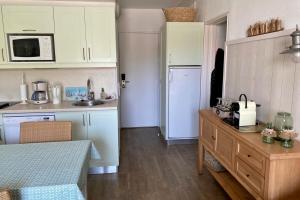 Una cocina o cocineta en Apt 4 residence in the heart of St-Martin with swimming pool and parking
