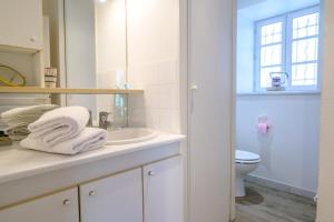 Koupelna v ubytování House with large garden and terrace a stone's throw from the port