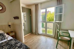 Una cama o camas en una habitación de Apt 4 residence in the heart of St-Martin with swimming pool and parking