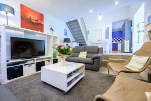 Posezení v ubytování House with large garden and terrace a stone's throw from the port