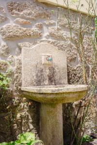 ポンテ・ダ・バルカにあるCasa das Fontesの石壁の脇に置かれた石の流し台 +37枚の写真