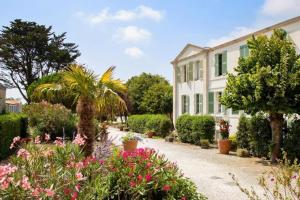 Un jardín fuera de Apt 4 residence in the heart of St-Martin with swimming pool and parking