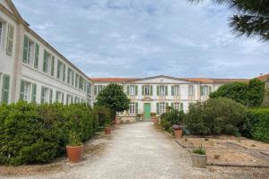 Un jardín fuera de Apt 4 residence in the heart of St-Martin with swimming pool and parking