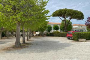Un jardín fuera de Apt 4 residence in the heart of St-Martin with swimming pool and parking