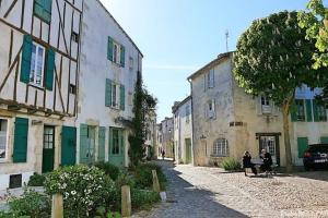 El barrio en el que está la casa vacacional o un barrio cercano