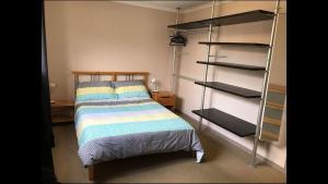 una camera con letto e libreria di Moonbah Loft a Moonbah