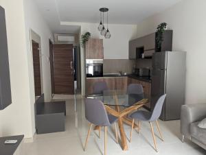 Η κουζίνα ή μικρή κουζίνα στο Edka Suites - Modern Sunlit 2BD Apartments with Balconies - Close to Sliema Promenade, St Julian's & St Georges Bay