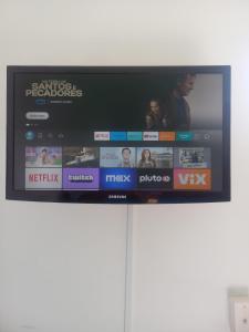 Μια τηλεόραση ή/και κέντρο ψυχαγωγίας στο MELHOR LOCALIZAÇÃO DE SANTOS, LOFT, 200 MTS da PRAIA, WI-FI, AR CONDICIONADO