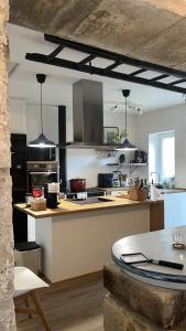 cocina grande con encimera y mesa en Mirada Do Roxo, en Oia