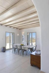 een eetkamer met een tafel en stoelen bij Villa Calithenean in Mykonos-stad