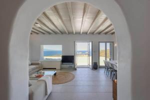 een woonkamer met uitzicht op de oceaan bij Villa Calithenean in Mykonos-stad
