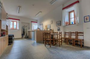 uma cozinha e sala de jantar com mesa e cadeiras em Il Seicento em Sernio