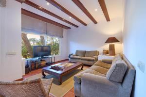 a living room with a couch and a table at Sa Calma in Llafranc