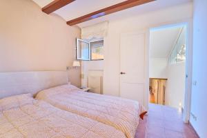 a bedroom with a bed and a window at Sa Calma in Llafranc