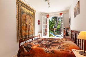 En eller flere senge i et værelse på Villa Familidy