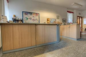 un salón con mostrador de recepción en una habitación en Il Seicento en Sernio