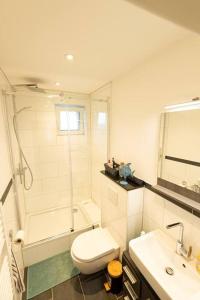 Ένα μπάνιο στο Schöne EG-Wohnung Heiligenhaus