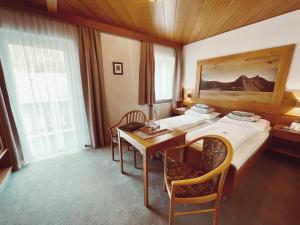 Postel nebo postele na pokoji v ubytování Hotel Völserhof - Bergbahn im Sommer 2025 inklusive + 37 fotografií