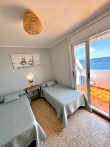 Posteľ alebo postele v izbe v ubytovaní Charming Sea Front 3 Bedroom Apartment - incredible views!