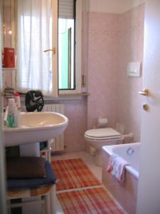 ファーノにあるGreenのバスルーム(洗面台、トイレ、バスタブ付)