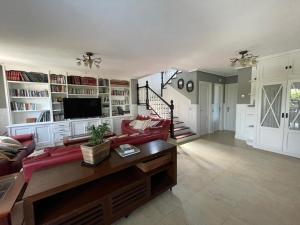 CamargoにあるCasa Monte & Marの赤いソファとテレビのあるリビングルーム