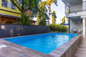 Bazén v ubytovaní Vitorlás Wellness Apartman Siófok By BLTN alebo v jeho blízkosti