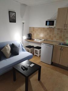 ein Wohnzimmer mit Couch und Küche in der Unterkunft Vista Puerto Studio 1 Pers No balcon in Arguineguín