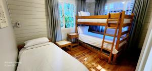 Postel nebo postele na pokoji v ubytování Milkwood Lodge 12 - Sleeps 8