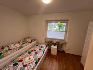 two beds in a room with a window at Ferienwohnung Eifelliebe in Bitburg