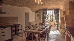 a dining room with a long table and chairs at Maison Melrose in Vouvray