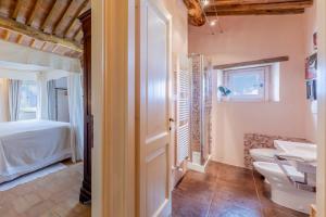 A bathroom at Charming Casanova Apartment In Radicondoli, Pool, Wifi