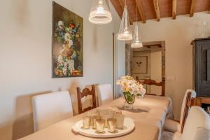 A seating area at Charming Casanova Apartment In Radicondoli, Pool, Wifi